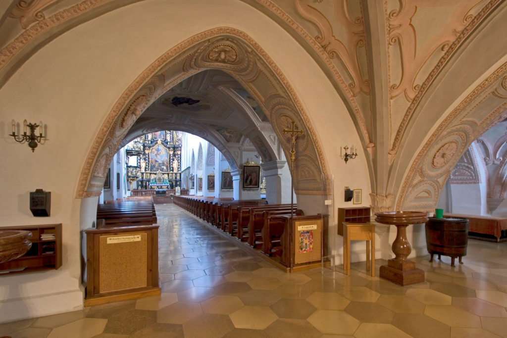 Stiftskirche - unter dem Stiftsturm