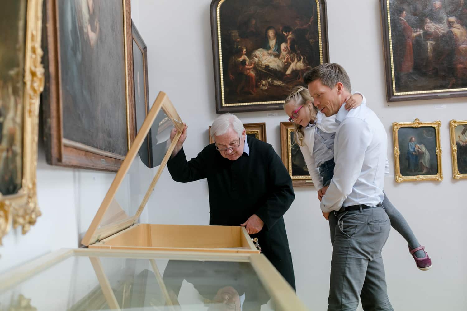 Pater Martin führt durch die Kunstgalerie