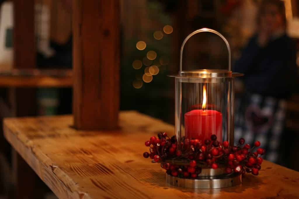 Kerzenlicht bei der Liturgie zu den Weihnachtsfeiertagen