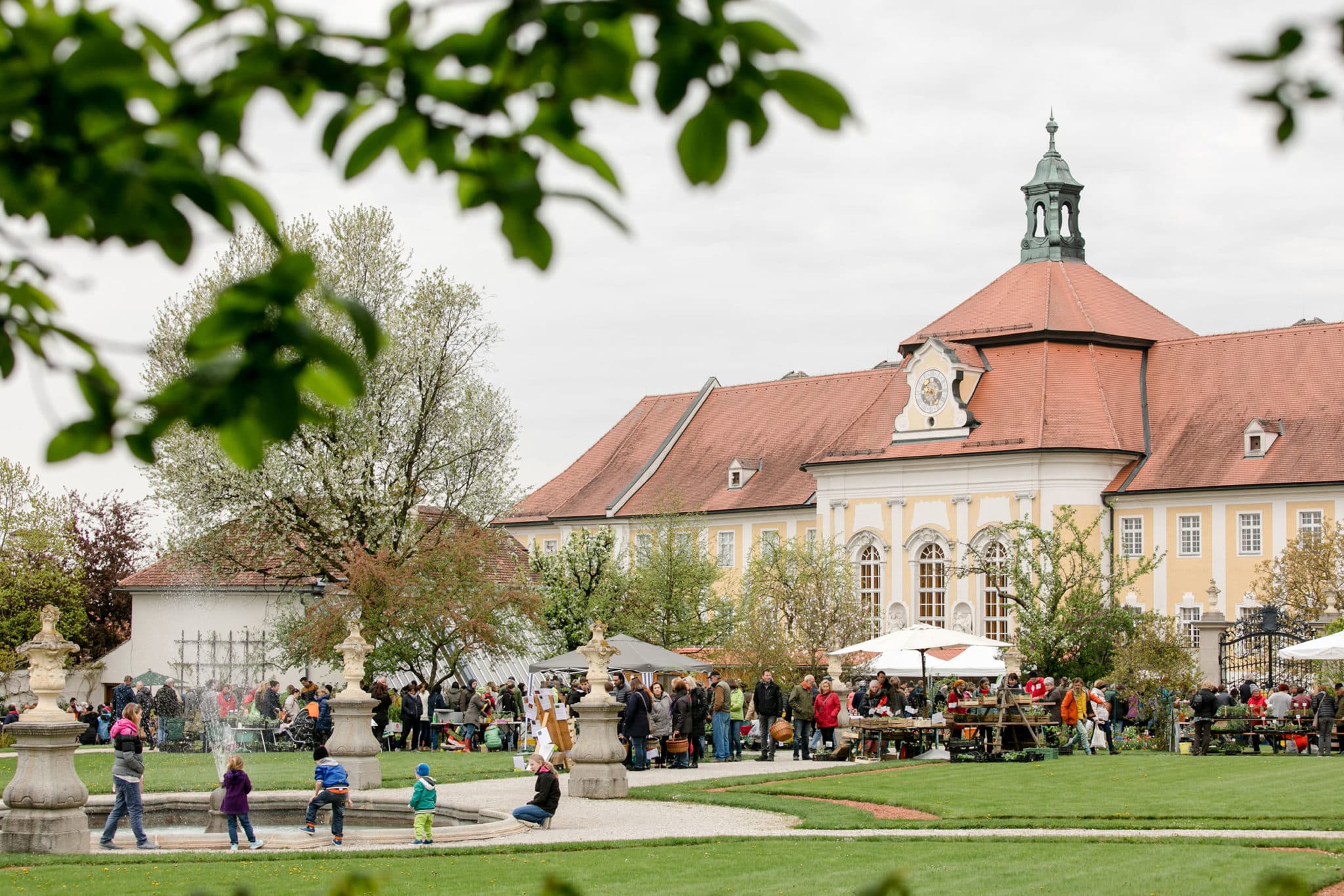 Bild vom Hofgarten beim Kunsthandwerks- und Herbstpflanzenmarkt.