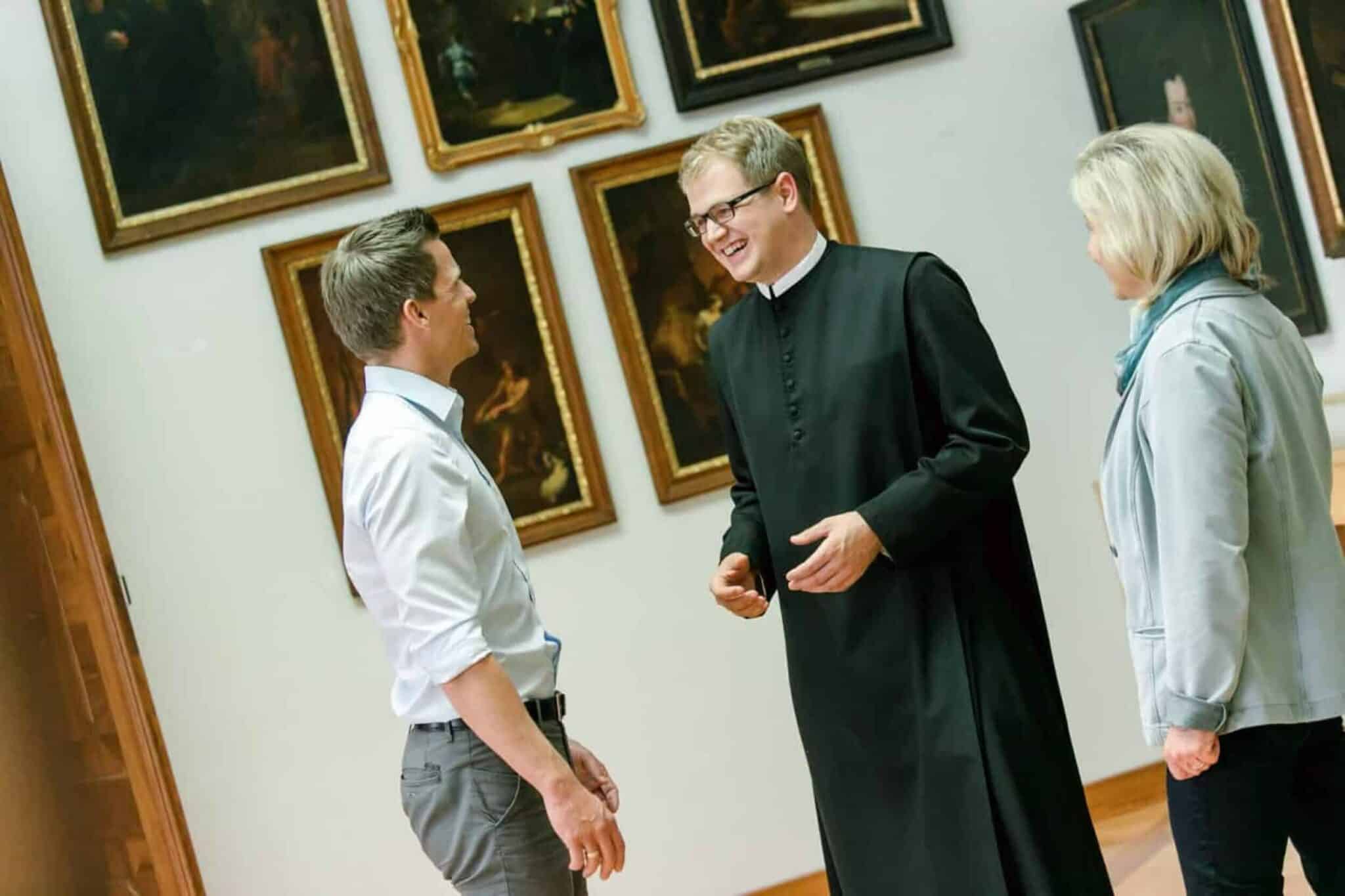 P. Benedikt bei einer Führung durch die Galerie