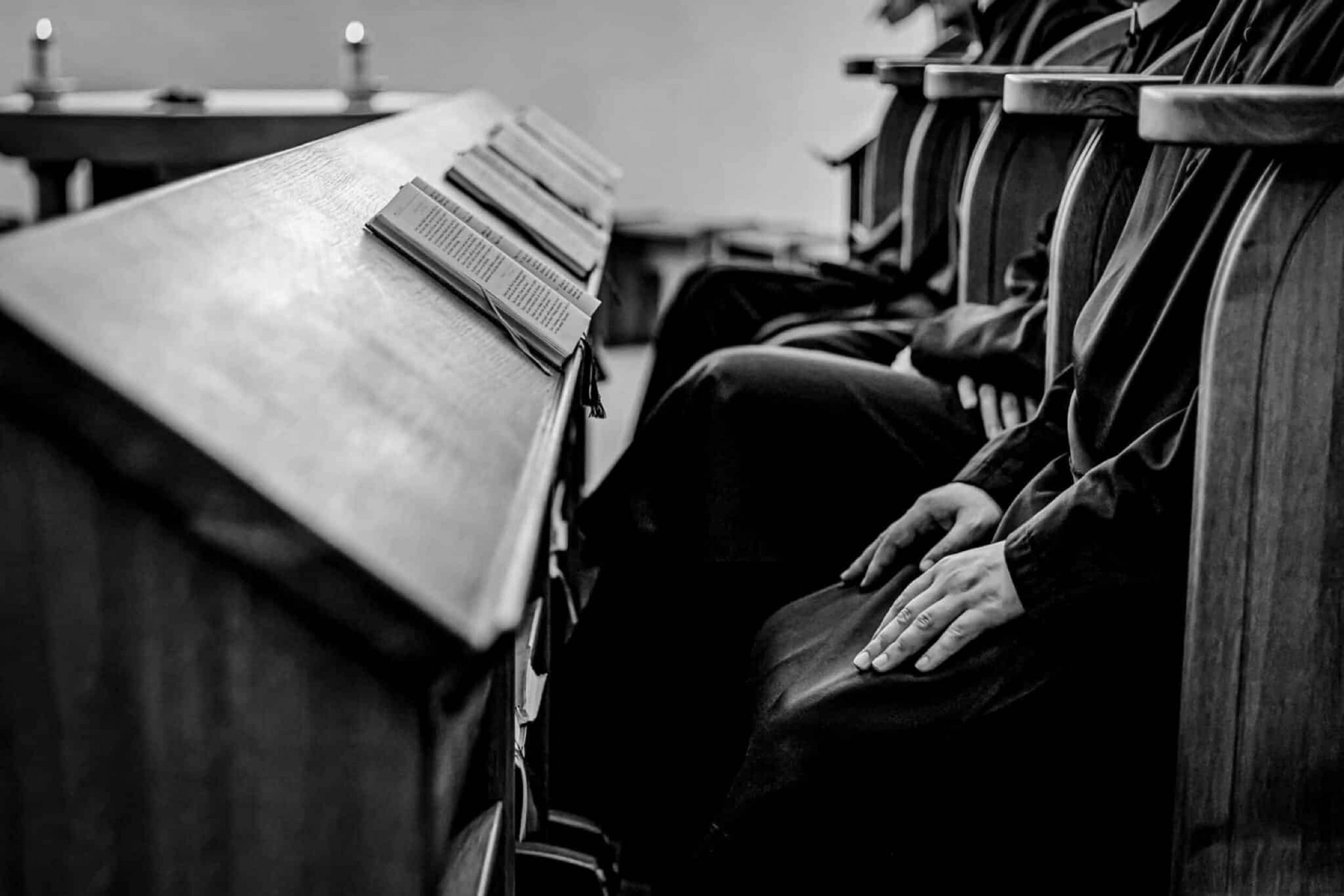 Mönche beim Gebet in der Ritterkapelle